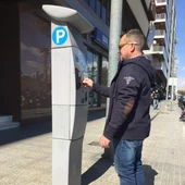 Un ciudadano saca el ticket de la ORA en Elche. Un ciudadano saca el ticket de la ORA en Elche.
