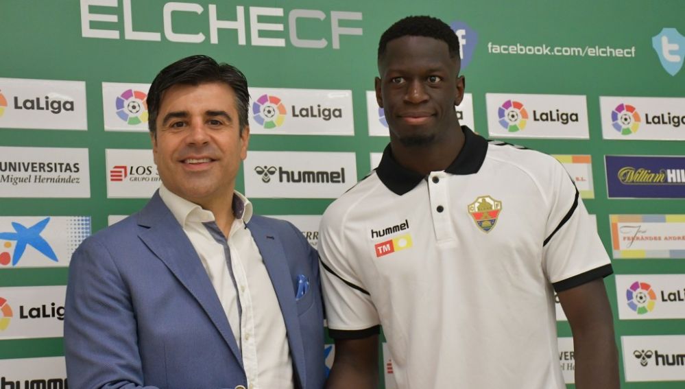 El director deportivo Nico Rodríguez y el mediocentro Nuke Mfulu, durante el acto de presentación del jugador franco-congoleño.