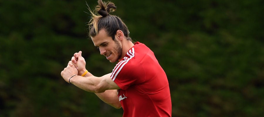 Gareth Bale, imitando un golpeo de golf Gareth Bale, imitando un golpeo de golf