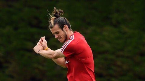 Gareth Bale, imitando un golpeo de golf