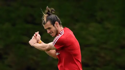 Gareth Bale, imitando un golpeo de golf Gareth Bale, imitando un golpeo de golf