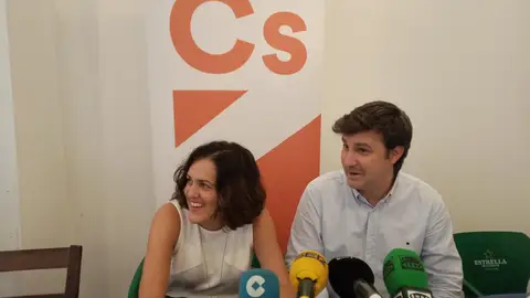 Eduardo García-Ontiveros, portavoz de Cs Elche, junto a la edil Eva María Crisol. Eduardo García-Ontiveros, portavoz de Cs Elche, junto a la edil Eva María Crisol.