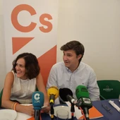 Eduardo García-Ontiveros, portavoz de Cs Elche, junto a la edil Eva María Crisol. Eduardo García-Ontiveros, portavoz de Cs Elche, junto a la edil Eva María Crisol.