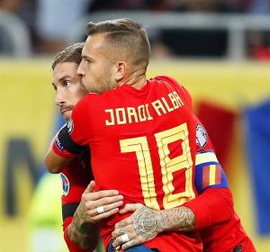 Jordi Alba abraza a Paco Alcácer. Jordi Alba abraza a Paco Alcácer.