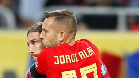 Jordi Alba abraza a Paco Alc&aacute;cer. 