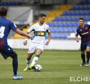 Fidel Chaves, en un lance de un partido con el Elche CF. Fidel Chaves, en un lance de un partido con el Elche CF.