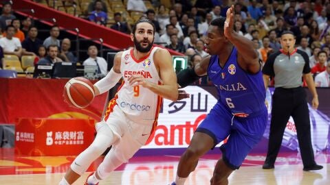 Ricky Rubio conduce el bal&oacute;n en el partido frente a Italia