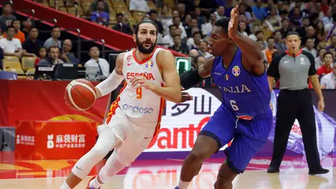 Ricky Rubio conduce el balón en el partido frente a Italia Ricky Rubio conduce el balón en el partido frente a Italia