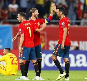 Los jugadores de la selección española se felicitan tras un gol Los jugadores de la selección española se felicitan tras un gol