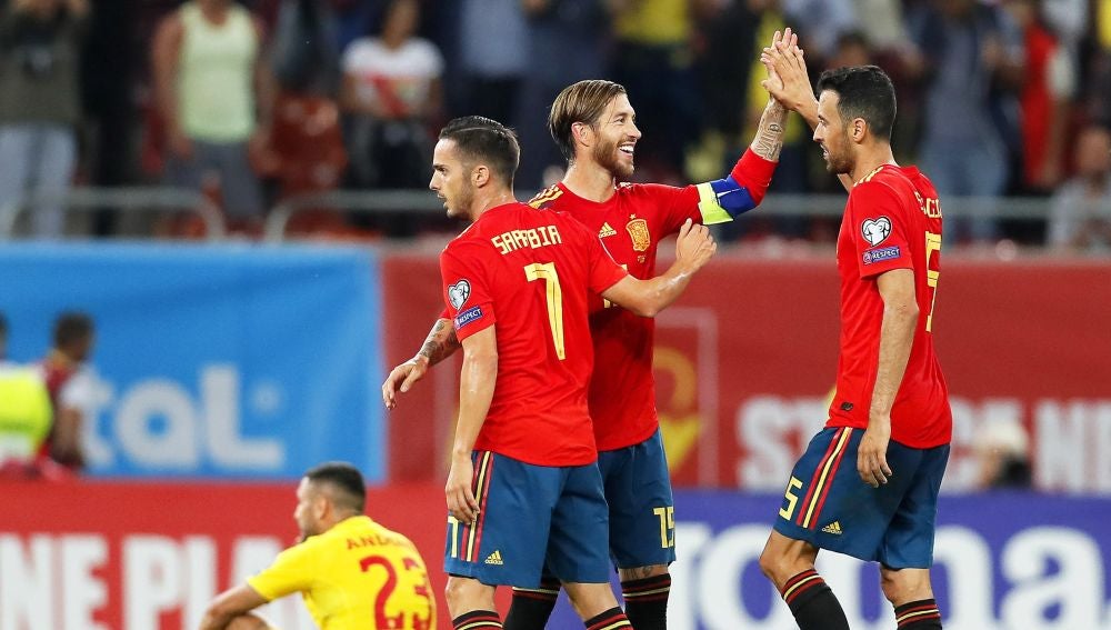 Los jugadores de la selección española se felicitan tras un gol