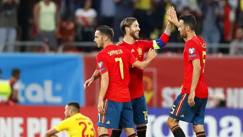Los jugadores de la selección española se felicitan tras un gol Los jugadores de la selección española se felicitan tras un gol