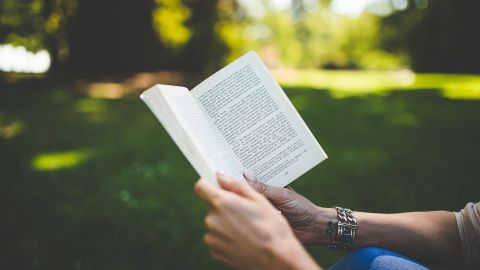 Mujer leyendo en un parque