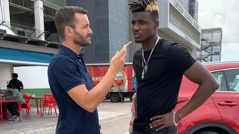 El periodista Monserrate Hernández entrevista al delantero Sory Kaba, en su visita a Elche. ELCHE CF