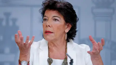 Celaá convoca a los editores de libros de texto a una reunión el miércoles Celaá convoca a los editores de libros de texto a una reunión el miércoles