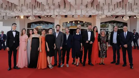 El equipo de 'A herdade', en la alfombra roja de Venecia Película dirigida por Thiago Guedes y producida por Paulo Branco