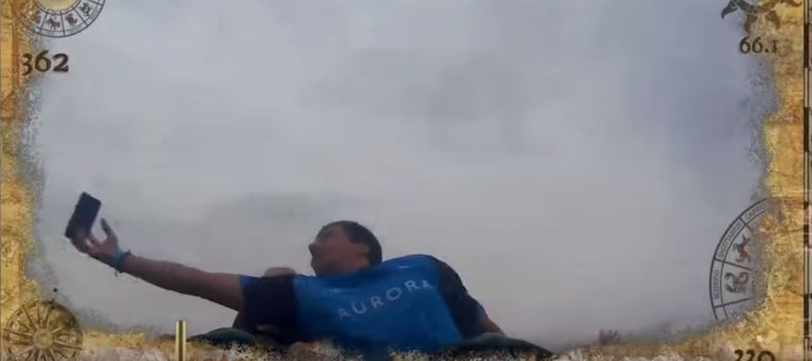 El momento en el que el hombre coge el móvil El momento en el que el hombre coge el móvil
