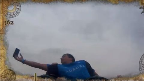 El momento en el que el hombre coge el m&oacute;vil 