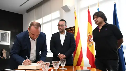 El conseller de Vivenda, Rubén Martínez junt amb l´alcalde José Benlloch i el regidor José Chalmeta. Ajuntament i conselleria busquen noves vies per ampliar el parc públic de vivenda en la ciutat.