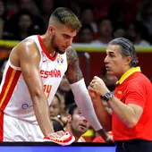 Willy Hernangómez escucha con atención a Sergio Scariolo Willy Hernangómez escucha con atención a Sergio Scariolo