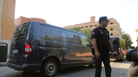 El coche f&uacute;nebre que traslada el cuerpo de la deportista Blanca Fern&aacute;ndez Ochoa