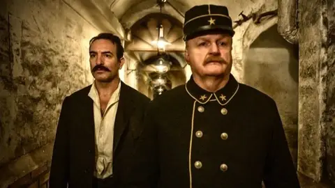 Jean Dujardin (i) en un fotograma de la película 'J'Accuse', de Roman Polanski La cinta ha concursado en la Mostra de Venecia 2019 y ha conseguido el premio FIPRESCI