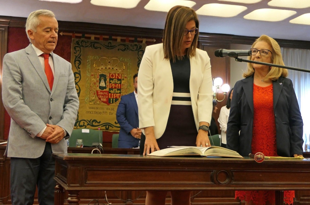 La alcaldesa de Móstoles revoca el nombramiento a dedo de su hermana como asesora del ayuntamiento La alcaldesa de Móstoles revoca el nombramiento a dedo de su hermana como asesora del ayuntamiento