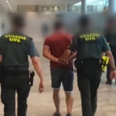 Agentes de la Guardia Civil con uno de los detenidos en el aeropuerto de El Altet de Elche. Agentes de la Guardia Civil con uno de los detenidos en el aeropuerto de El Altet de Elche.