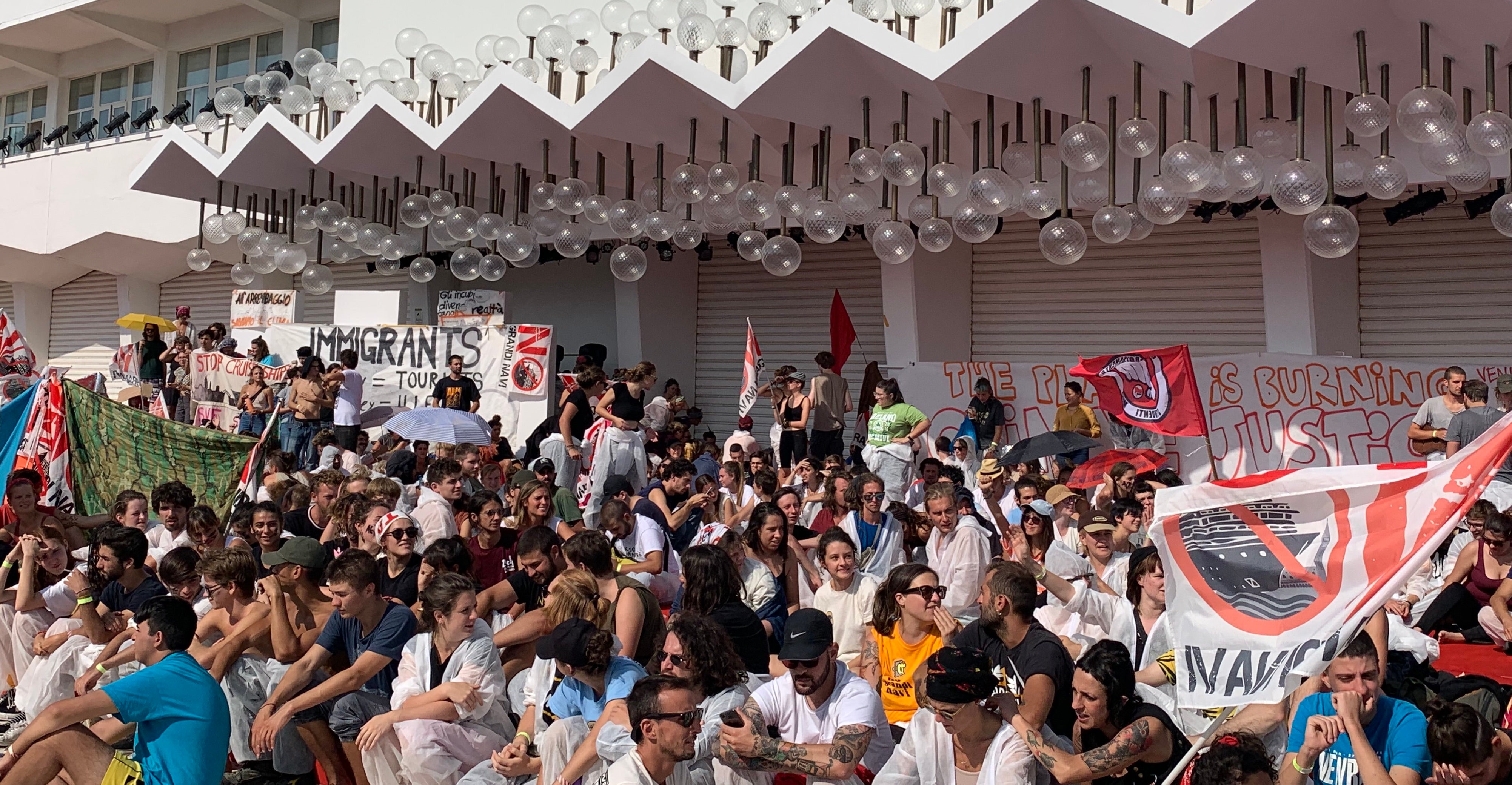 Cientos de activistas ocupan la alfombra roja del Festival de Venecia para protestar contra el cambio climático Cientos de activistas ocupan la alfombra roja del Festival de Venecia para protestar contra el cambio climático