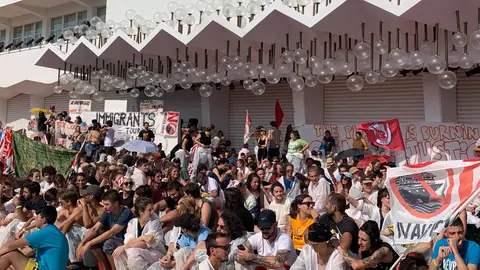 Cientos de activistas ocupan la alfombra roja del Festival de Venecia Protestan contra el cambio climático y el atraque de grandes barcos en la laguna de Venecia