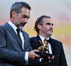 Todd Phillips sostiene el León de Oro de Venecia para la película 'Joker' Todd Phillips sostiene el León de Oro de Venecia para la película 'Joker'