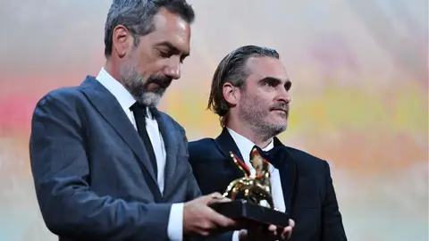 Todd Phillips sostiene el León de Oro de Venecia para la película 'Joker' Lo ha recogido en el Palazzo del Cinema junto al actor Joaquin Phoenix