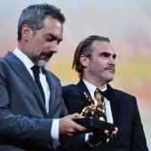 Todd Phillips sostiene el León de Oro de Venecia para la película 'Joker'