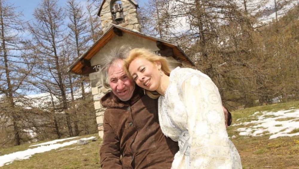 Una mujer se casa con un ermitaño millonario 25 años mayor que ella y cuando muere descubre que la ha desheredado