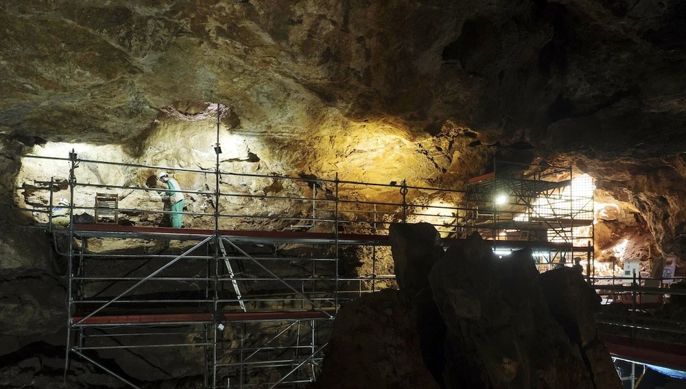 Trabajo de campo en el yacimiento paleontológico de Cueva Victoria de Cartagena.