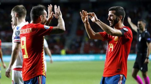  Los jugadores de la selecci&oacute;n espa&ntilde;ola Paco Alcacer y Jos&eacute; Luis Gay&aacute; celebran el cuarto gol del combinado espa&ntilde;ol durante el encuentro clasificatorio para la Eurocopa 2020 