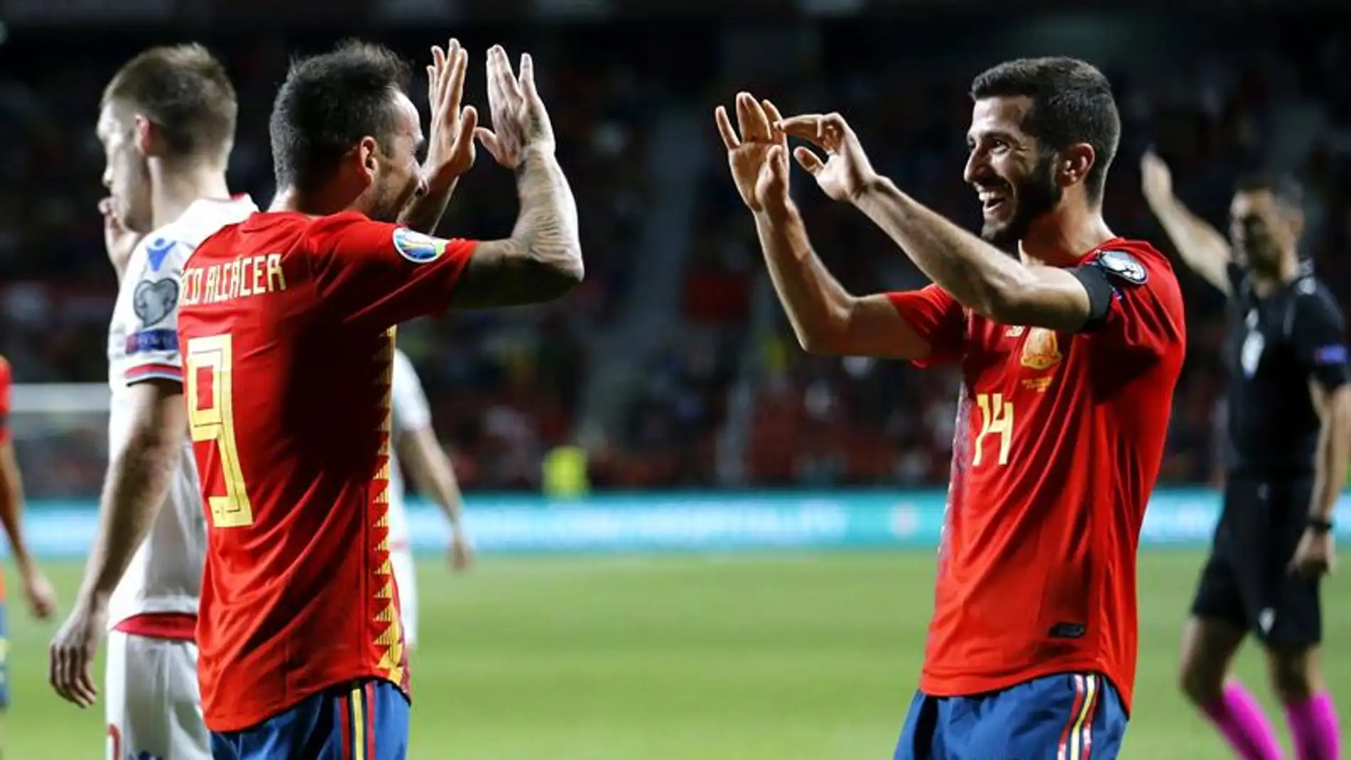  Los jugadores de la selección española Paco Alcacer y José Luis Gayá celebran el cuarto gol del combinado español durante el encuentro clasificatorio para la Eurocopa 2020