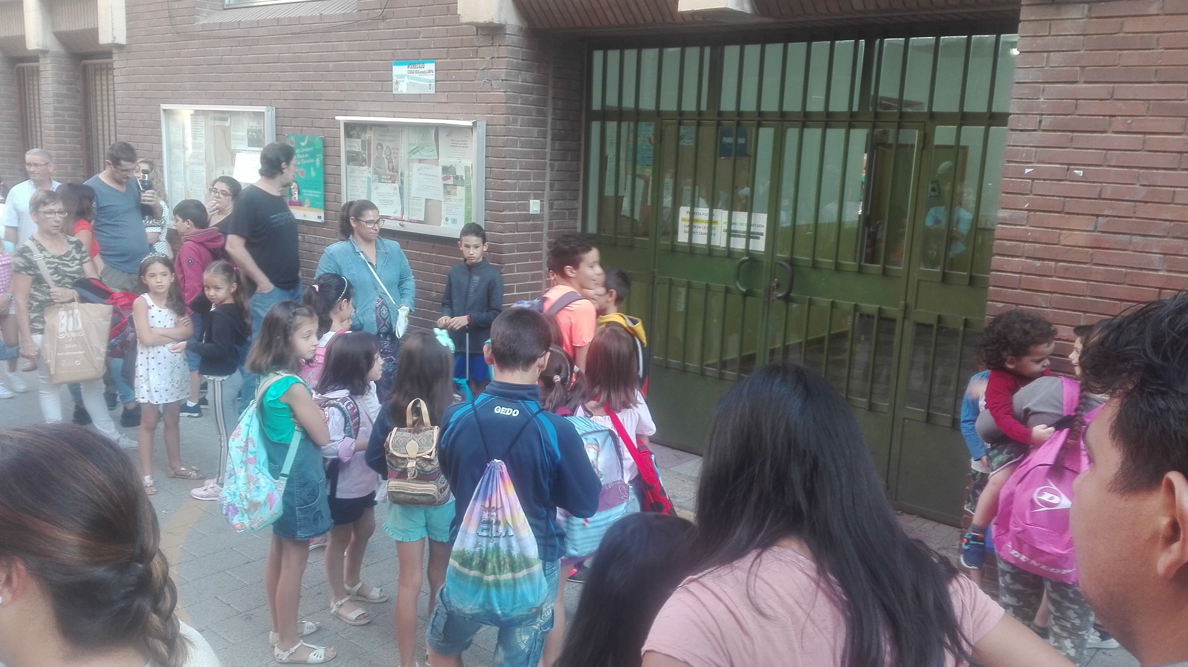 Ilusión, alegría y caras de sueño en el inicio del curso escolar para los más pequeños Ilusión, alegría y caras de sueño en el inicio del curso escolar para los más pequeños