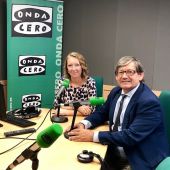 El presidente del Parlament balear, Vicenç Thomás, pasa por los estudios de Onda Cero Mallorca.