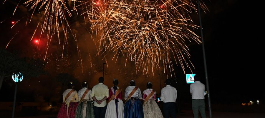La Reina i les Dames junt amb els membres de la junta de festes en el castell de focs d´artifici fi de festes. La Reina i les Dames junt amb els membres de la junta de festes en el castell de focs d´artifici fi de festes.