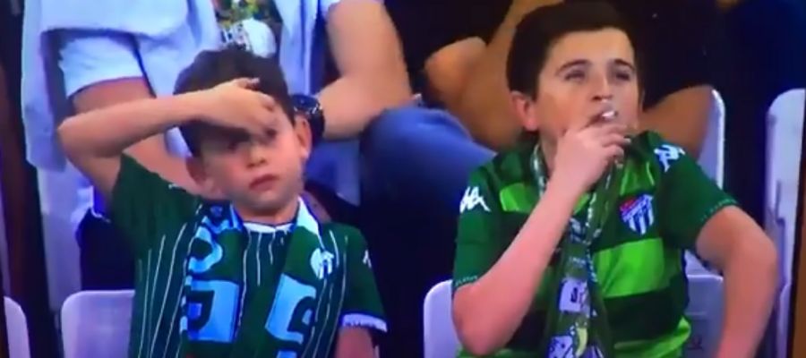 Un niño, fumando en la grada Un niño, fumando en la grada