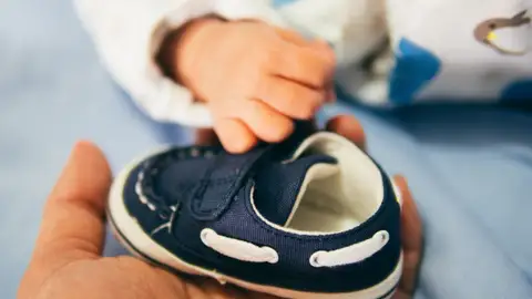 Elegir un buen zapato, fundamental para evitar en niños la deformidad en los dedos, uñeros o eccemas EN BUENAS MANOS