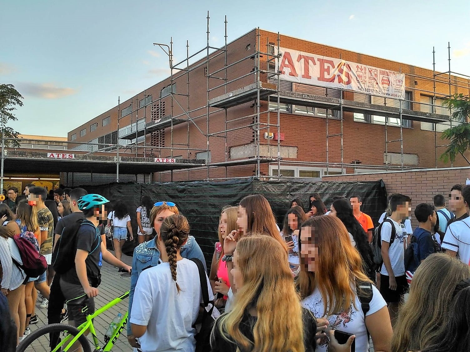 Un grupo de padres de alumnos del IES Torrellano de Elche tramitan un contencioso contra Educación por falta de seguridad en el centro Un grupo de padres de alumnos del IES Torrellano de Elche tramitan un contencioso contra Educación por falta de seguridad en el centro