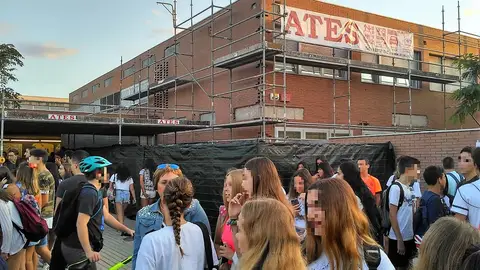 Estudiantes en el acceso al IES de Torrellano. Estudiantes en el acceso al IES de Torrellano.