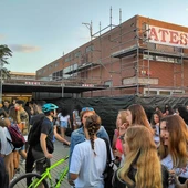 Estudiantes en el acceso al IES de Torrellano. Estudiantes en el acceso al IES de Torrellano.