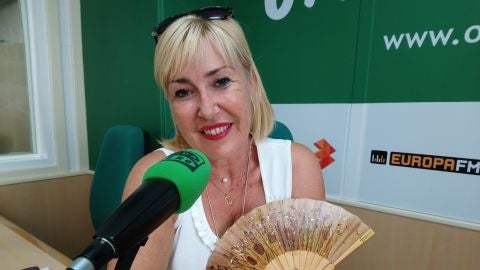 In&eacute;s Serna en los estudios de Onda Cero Elche