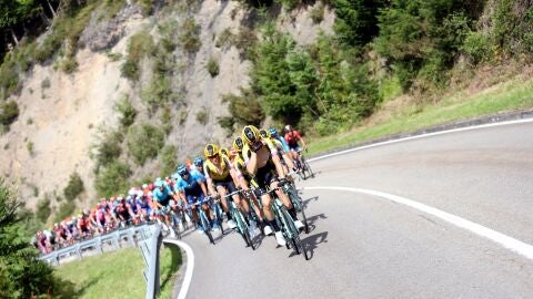 El pelot&oacute;n de la Vuelta a Espa&ntilde;a, durante la etapa 16