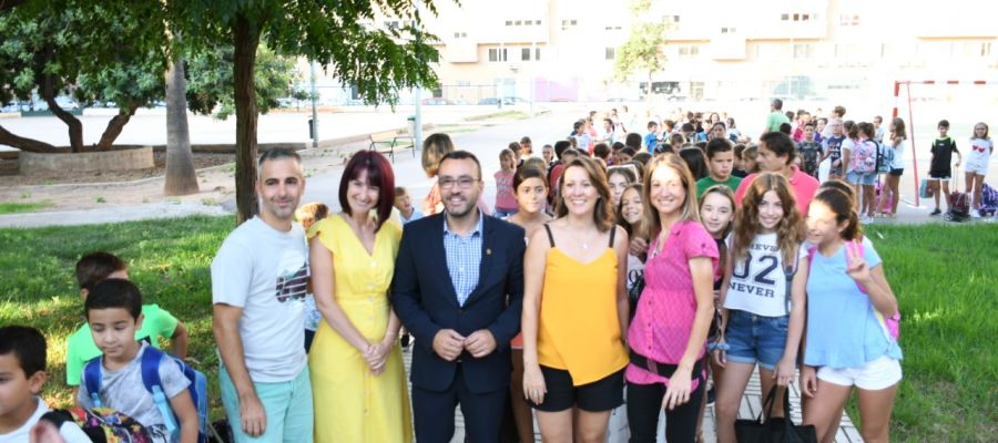 L´alcalde José Benlloch i la regidora d´Educació Aida Beteta, en la visita al centre Escultor Ortells. L´alcalde José Benlloch i la regidora d´Educació Aida Beteta, en la visita al centre Escultor Ortells.