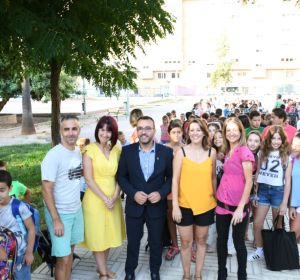 L´alcalde José Benlloch i la regidora d´Educació Aida Beteta, en la visita al centre Escultor Ortells. L´alcalde José Benlloch i la regidora d´Educació Aida Beteta, en la visita al centre Escultor Ortells.
