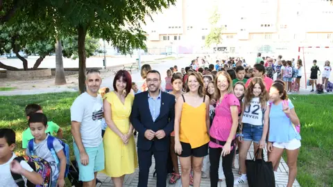 L´alcalde José Benlloch i la regidora d´Educació Aida Beteta, en la visita al centre Escultor Ortells. Prop de 8.000 xiquets i xiquetes han tornat a les aules dels 22 col•legis i instituts de la ciutat per a iniciar el nou curs escolar, 2019-2020.