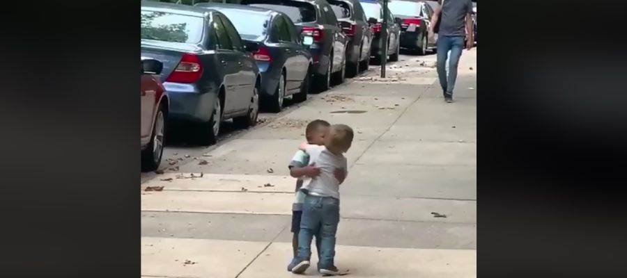 El tierno abrazo entre dos niños que se ha vuelto viral El tierno abrazo entre dos niños que se ha vuelto viral